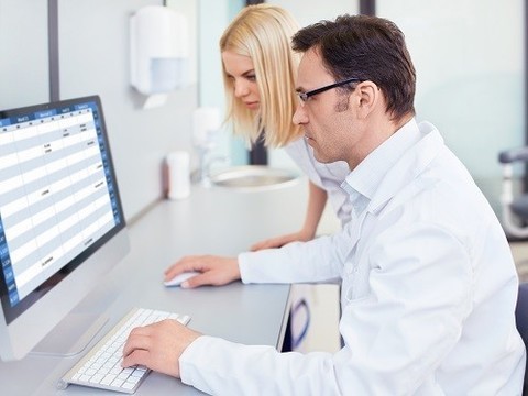 IT-лікар сидить за комп'ютером