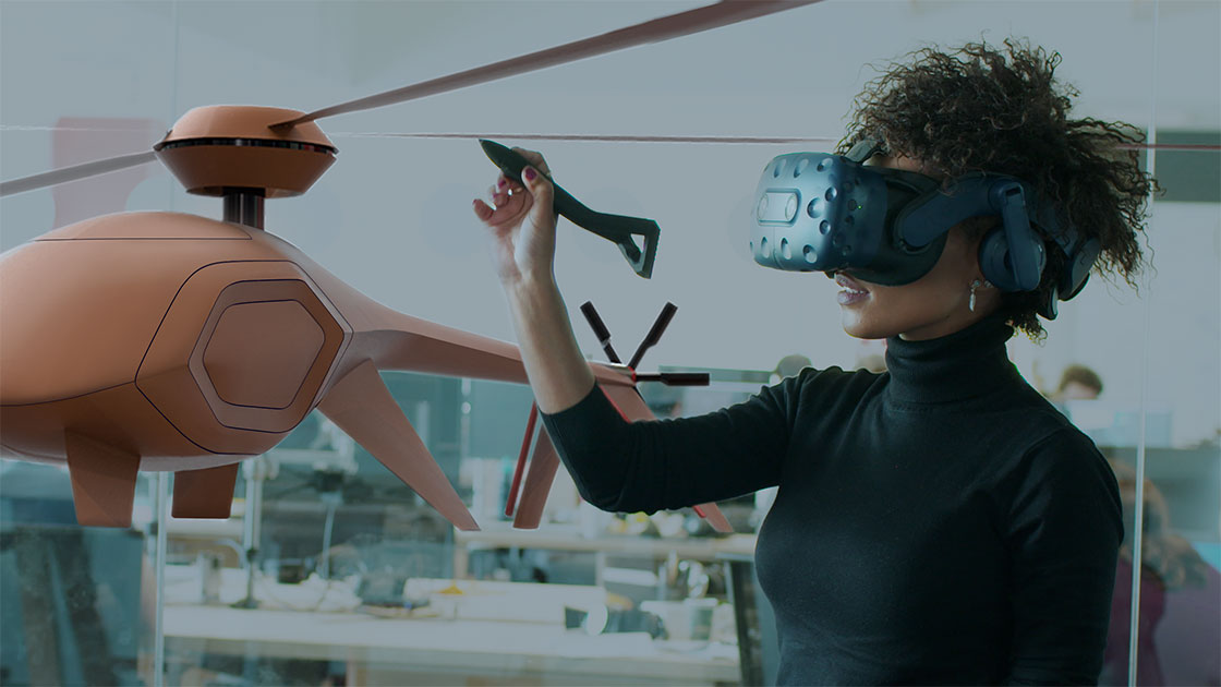 Людина в VR-шоломі